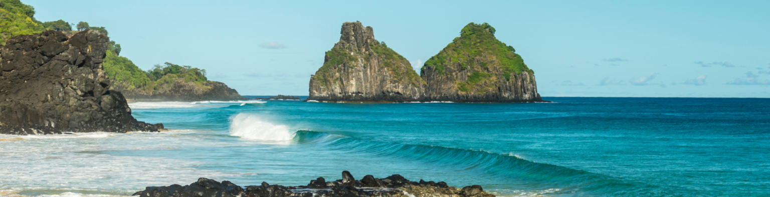 Morro Dois Irmãos e mar de Fernando de Noronha