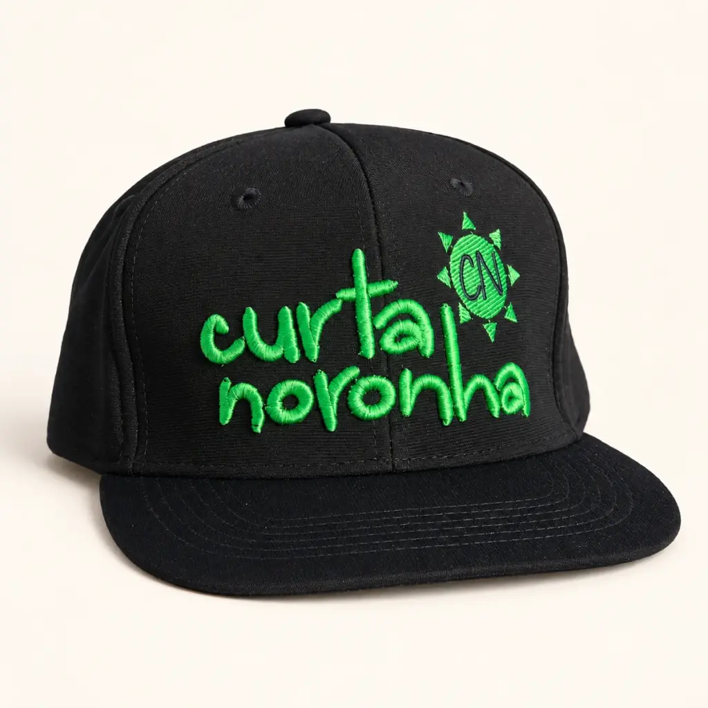 Boné preto de aba reta com bordado verde Curta Noronha