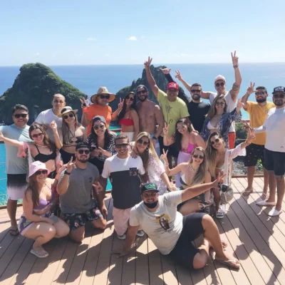 Viajantes reunidos em um mirante de Fernando de Noronha