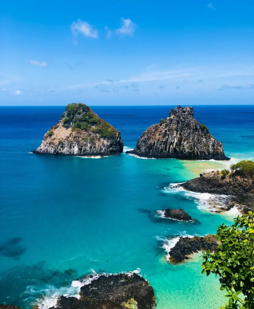 Morro Dois Irmãos e águas azuis de Fernando de Noronha